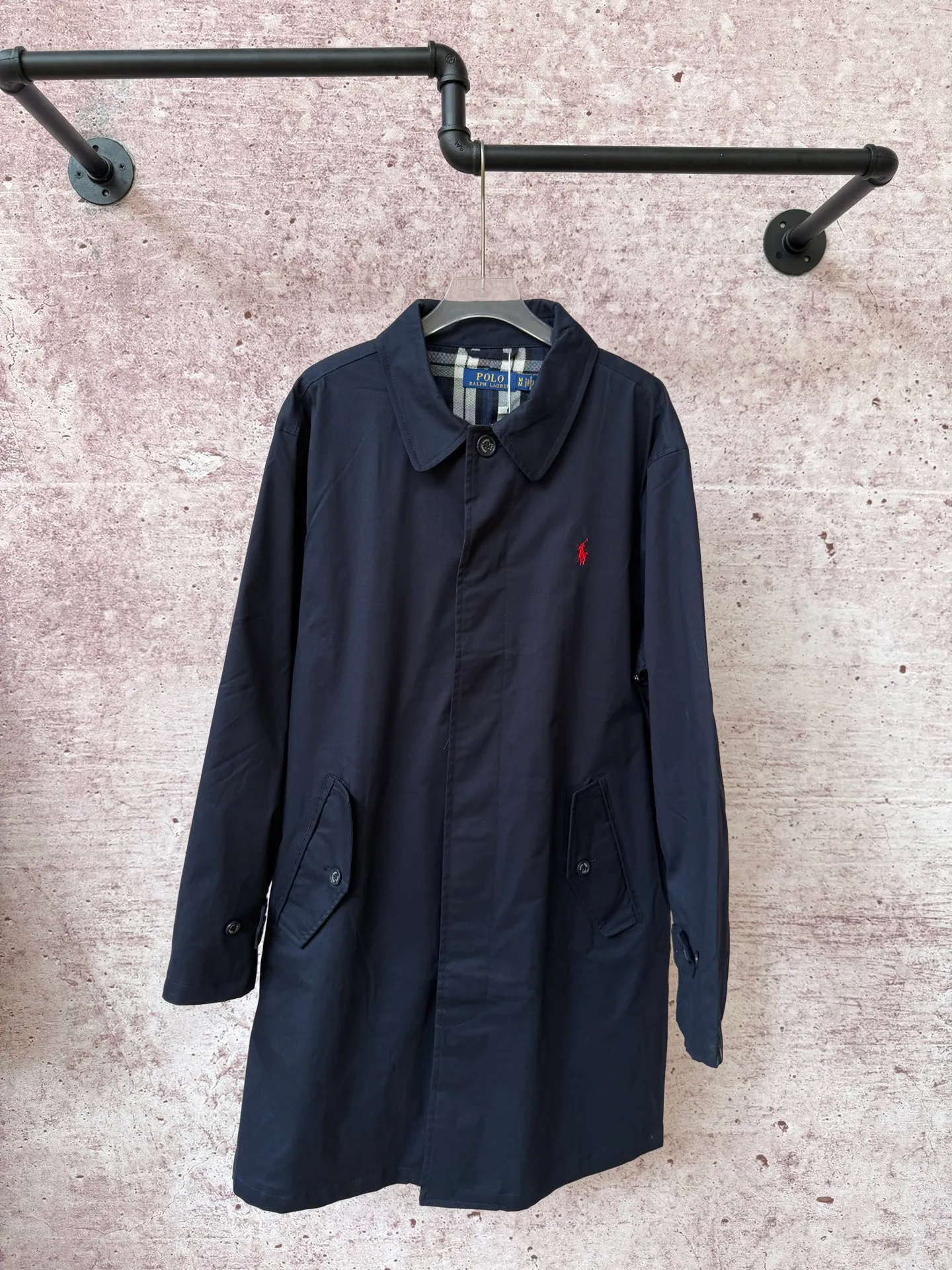 P530 Ralph Lauren autumn unisex long windbreaker jacket, pure cotton twill fabric, with plaid lining inside, customized hardware accessories, fine workmanship, loose fit for both men and women, full of temperament on the upper body, and the split hem design adds to the style.